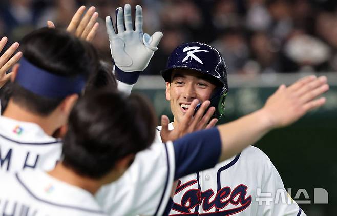 [도쿄=뉴시스] 권창회 기자 = 5일 일본 도쿄돔에서 열린 2026 WBC 조별리그 C조 1차전 한국과 체코와의 경기, 5회말 1사1루 한국 셰이 위트컴이 투런 홈런을 친 뒤 동료들과 기쁨을 나누고 있다. 2026.03.05. kch0523@newsis.com