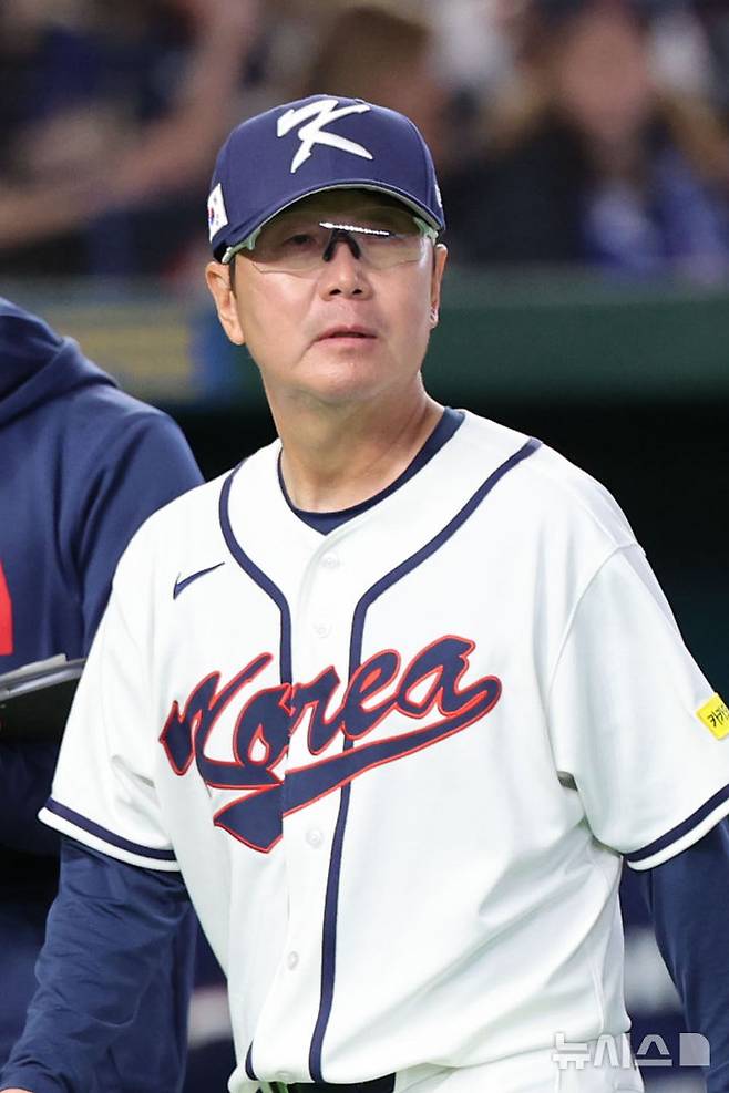 [도쿄=뉴시스] 권창회 기자 = 5일 일본 도쿄돔에서 열린 2026 WBC 조별리그 C조 1차전 한국과 체코와의 경기, 7회말 1사 3루 한국 류지현 감독이 선수 교체를 하고 있다. 2026.03.05. kch0523@newsis.com
