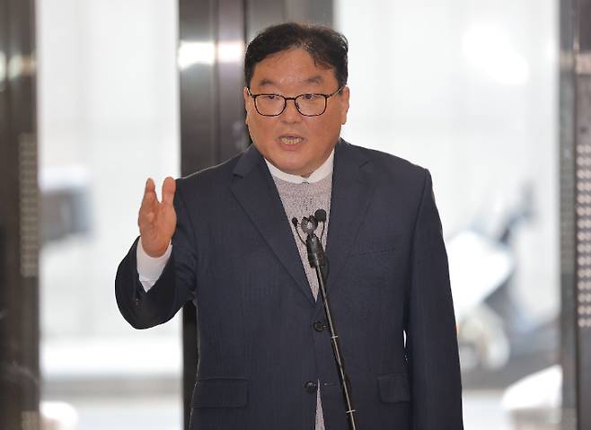 쿠팡 퇴직금 미지급 사건과 관련해 직권남용 권리행사 방해 및 국회에서의 증언·감정 등에 관한 법률 위반 혐의로 기소된 엄희준 검사가 27일 서울 서초구 안권섭 쿠팡·관봉권 상설특별검사팀 사무실 앞에서 기소 반박 기자회견을 하고 있다. 연합뉴스