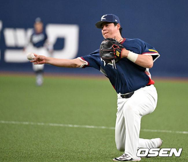 [OSEN=오사카(일본), 손용호 기자] 3일 일본 오사카 교세라돔에서 월드베이스볼클래식(WBC) 공식 연습 경기 한국 야구 대표팀과 오릭스 버팔로스의 경기가 열렸다.우리 대표팀은 연습 경기 2차전을 치른 뒤 5일 일본 도쿄돔에서 체코와 WBC 조별리그 1차전에서 격돌한다.7회말 1사 1,2루에서 한국 노시환이 오릭스 야마나카 료마의 땅볼 타구를 잡아 1루로 송구 했으나 실책으로 이어지며 출루를 허용하고 있다. 2026.03.03 /spjj@osen.co.kr
