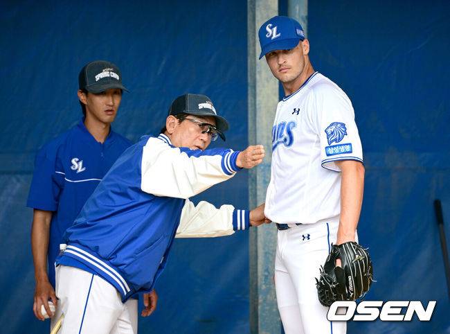 [OSEN=오키나와(일본), 최규한 기자] 프로야구 삼성 라이온즈가 20일  일본 오키나와 온나손 아카마구장에서 스프링 캠프를 차리고 구슬땀을 흘렸다.삼성은 이번 2차 캠프에서 훈련 뿐 아니라 WBC 대표팀, 국내 팀들과 연습경기도 펼칠 계획이다.삼성 새 외국인투수 맷 매닝의 불펜 피칭 때 최일언 코치가 조언을 전하고 있다. 2026.02.20 / dreamer@osen.co.kr