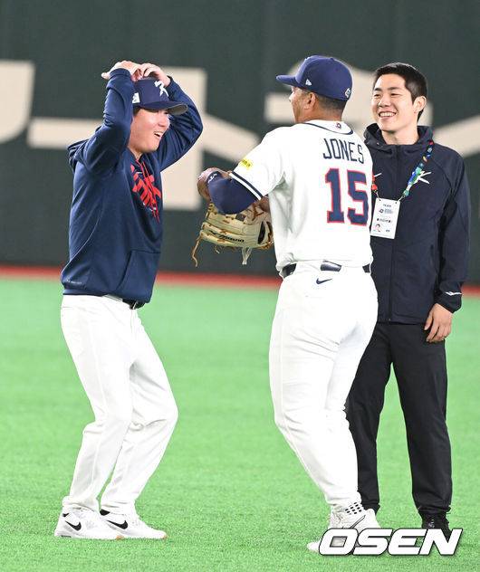 [OSEN=도쿄(일본), 손용호 기자] 34일 일본 도쿄 도쿄돔에서 월드베이스볼클래식(WBC)대회를 하루 앞두고 한국 대표팀이 공식 훈련을 가졌다.우리 대표팀은 5일 일본 도쿄돔에서 체코와 WBC 조별리그 1차전에서 격돌한다.류지현 감독이 저마이 존스에게 ‘사랑해요’을 따라 해보라고 하고 있다. 2026.03.04 /spjj@osen.co.kr