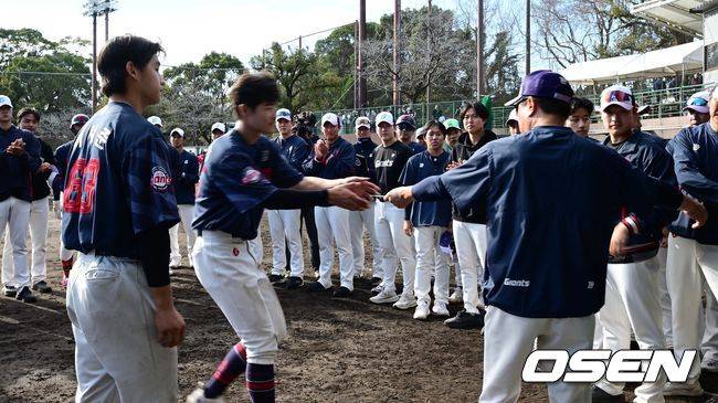 [OSEN=미야자키, 지형준 기자] 롯데 김태형 감독의 격려금 받는 야수 막내 듀오 이서준-김한홀