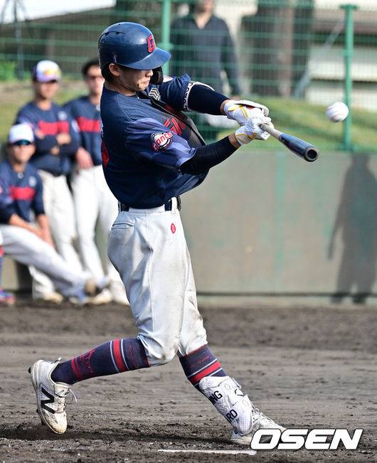 9회초 롯데 이서준이 투런포를 날리고 있다.