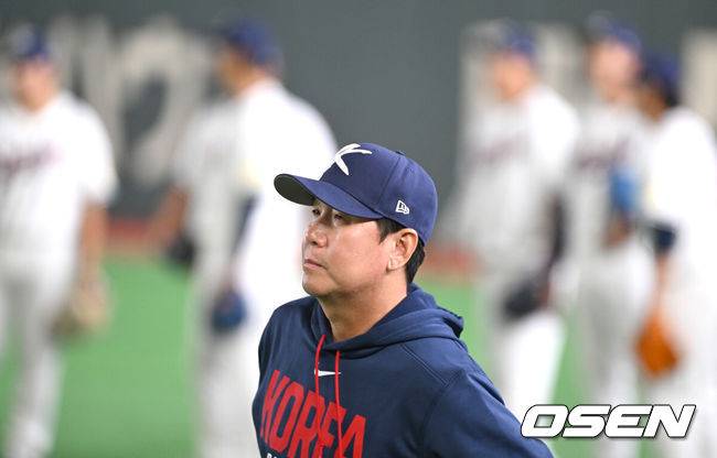 [OSEN=도쿄(일본), 손용호 기자] 34일 일본 도쿄 도쿄돔에서 월드베이스볼클래식(WBC)대회를 하루 앞두고 한국 대표팀이 공식 훈련을 가졌다.우리 대표팀은 5일 일본 도쿄돔에서 체코와 WBC 조별리그 1차전에서 격돌한다.류지현 감독이 훈련을 지켜보고 있다. 2026.03.04 /spjj@osen.co.kr