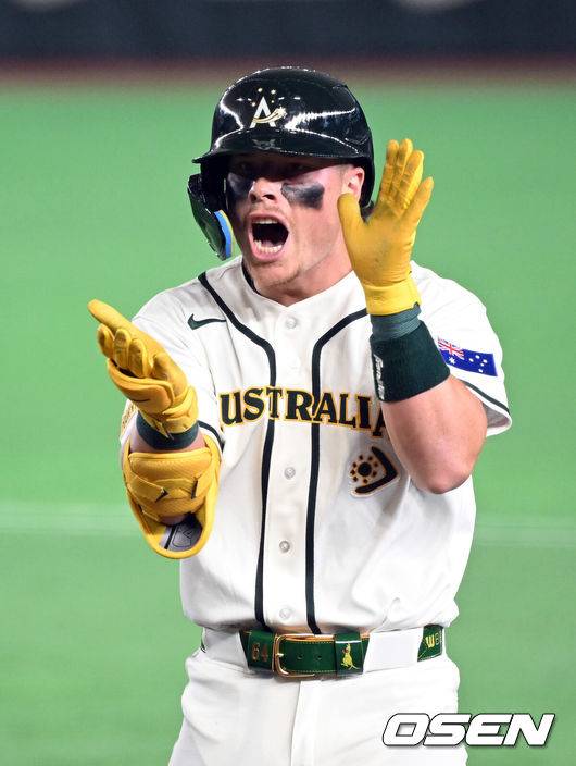 [OSEN=도쿄(일본), 손용호 기자] 5일 일본 &nbsp;도쿄돔에서 월드베이스볼클래식(WBC) 조별리그 첫 경기 호주와 대만의 경기가&nbsp;&nbsp;열렸다.우리 대표팀은 &nbsp;체코와 WBC 조별리그 1차전에서 격돌한다.3회말 2사 호주 트래비스 바자나가 안타를 치고 기뻐하고 있다. 2026.03.05&nbsp;/spjj@osen.co.kr