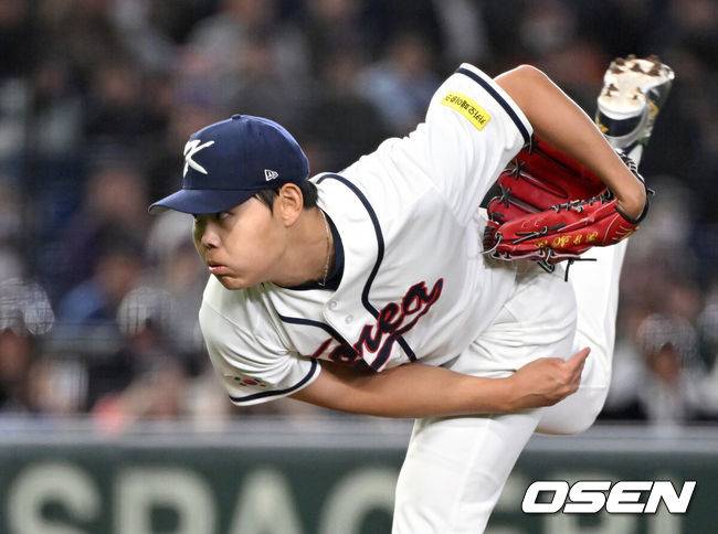 [OSEN=도쿄(일본), 손용호 기자] 5일 일본 도쿄돔에서 월드베이스볼클래식(WBC) 조별리그 C조 한국과 체코의 경기가&nbsp;열렸다.한국은 소형준, 체코는 다니엘 파디샥을 선발투수로 내세웠다.2006년 4강, 2009년 준우승을 차지한 경험이 있는 한국은 이후 3개 대회(2013년, 2017년, 2023년)에서 모두 8강 토너먼트 진출에 실패했다. 이번 대회에서는 17년 만에 본선 토너먼트 진출을 노린다.1회초 무사에서 한국 선발투수 소형준이 역투하고 있다. 2026.03.05&nbsp;/spjj@osen.co.kr