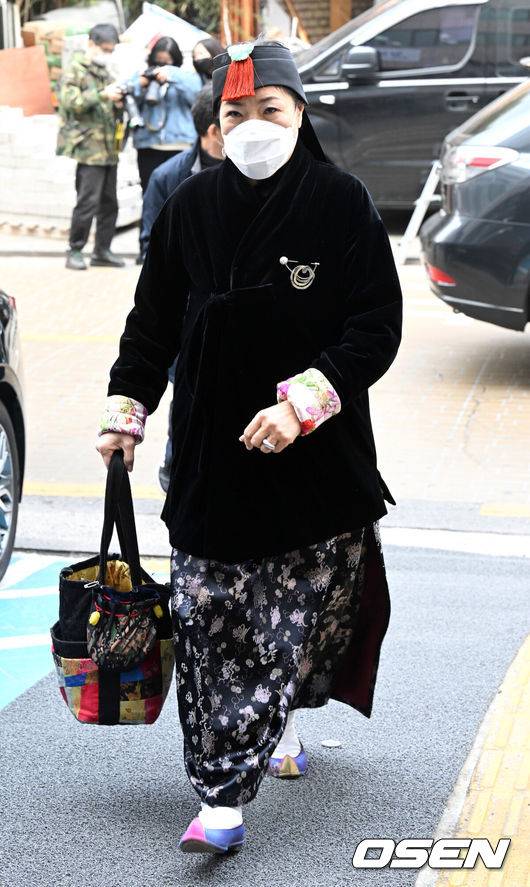 [OSEN=조은정 기자] 제20대 대통령선거 사전투표가 4일부터 이틀간 전국&nbsp;3552개 사전투표소에서 일제히 시작됐다.디자이너 박술녀가 서울 강남구 청담주민센터에 마련된 제20대 대통령선거 사전투표소로 향하고 있다. 2022.03.04 /cej@osen.co.kr