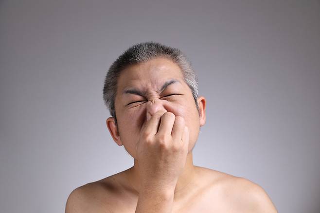 40세 이후 증가 경향을 보이는 ‘2-노네날’은 지질 성분과 결합하기 쉬워 세정과 생활 관리가 병행될 때 완화에 도움을 줄 수 있다. 게티이미지