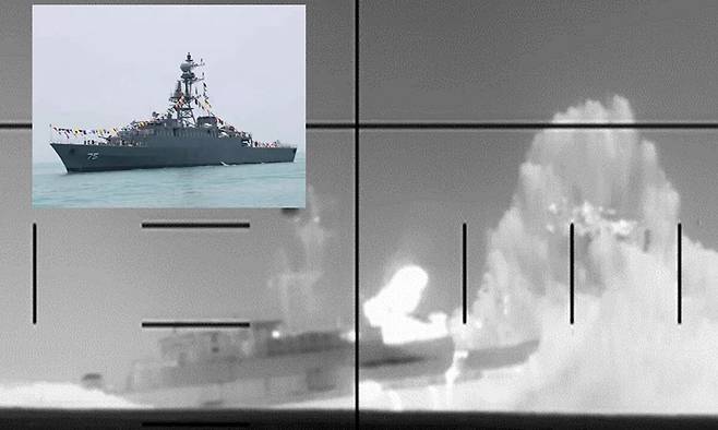 美, 어뢰로 이란 군함 공격… 2차대전 이후 처음 4일(현지시간) 스리랑카 인근 인도양에서 미 해군 잠수함의 어뢰 공격을 받은 이란 해군의 최신 호위함 ‘아이리스 데나’호에서 불길과 물기둥이 솟구치고 있다. 작은 사진은 침몰 약 2주 전인 지난달 18일 인도 비사카파트남에서 열린 국제 함대 사열식에 참여한 아이리스 데나호의 모습. 미 국방부 제공, AP연합뉴스