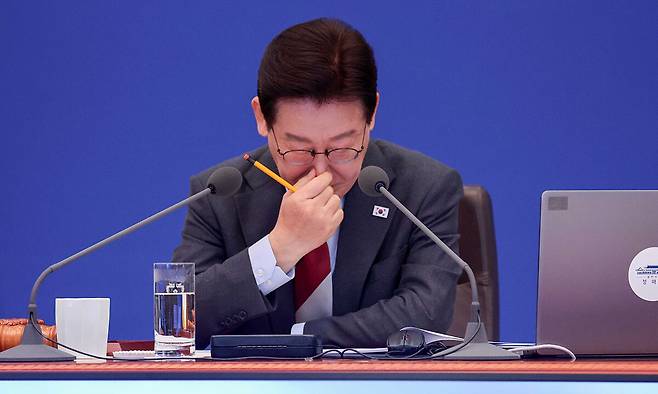 대책 고심 이재명 대통령이 5일 청와대 본관에서 열린 임시 국무회의에서 자료를 읽고 있다. 이 대통령은 동남아시아 순방 귀국 이튿날 곧바로 국무회의를 주재하고 “경제 전반에 상당한 어려움이 예상된다”며 중동 상황을 점검했다. 청와대사진기자단