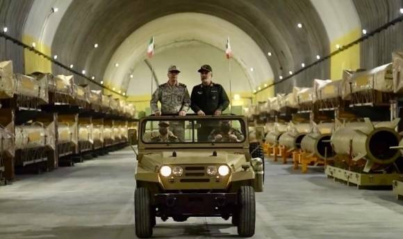 모하마드 호세인 바게리 이란군 참모총장(왼쪽)과 아미르 알리 하지자데 혁명수비대(IRGC) 항공우주군 사령관이 미사일이 배치된 지하 터널 시설을 점검하는 모습. 두 사람은 지난해 6월 이스라엘 기습 공격으로 사망했다. 이란 국영 TV 영상 캡처