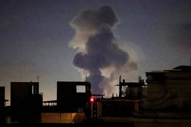 미국과 이스라엘의 공습 이후 이란 수도 테헤란 상공으로 거대한 연기 기둥이 치솟고 있다. AFP 연합뉴스