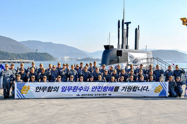 지난해 11월 4일 해군 도산안창호급 잠수함 안무함(KSS-Ⅲ·3000톤급) 승조원들이 진해군항에서 2025 사일런트 샤크 훈련 참가를 위해 출항하기 전 임무완수와 안전항해를 기원하며 기념사진을 촬영하고 있다. 사진 제공=해군