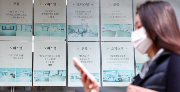 서울 시내 한 공인중개업체에 게시된 오피스텔 임대 관련 정보. 연합뉴스