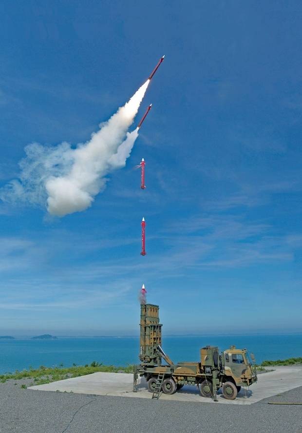 천궁-Ⅱ미사일이 발사대에서 튀어나온 뒤 방향을 바꿔 적 탄도미사일을 향해 날아가는 모습. 사진 제공=방위사업청
