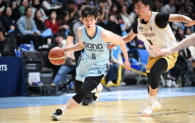 프로농구가 A매치 휴식기를 마치고 5일 재개된다. 치열한 2, 6위 싸움이 예상되는 가운데 원주에서 DB-KCC, 고양에서 소노-정관장이 피할 수 없는 맞대결을 펼친다. 소노-정관장의 3라운드 맞대결서 이정현(왼쪽)을 막는 한승희. 사진제공|KBL