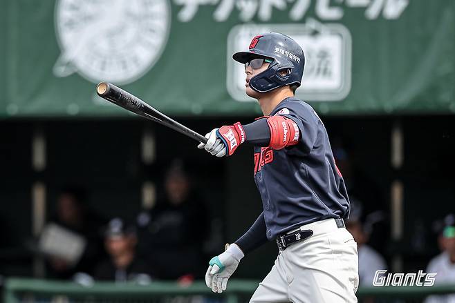 롯데 윤동희가 1일 일본 미야자키 미야코노조구장서 열린 지바롯데전 도중 타구를 바라보고 있다. 사진제공｜롯데 자이언츠
