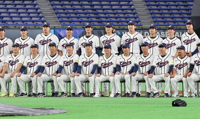 7일 오후 도쿄돔서 열리는 한일전은 두 나라의 10번째 WBC 맞대결이다. 4일 도쿄돔서 기념촬영을 하는 한국 대표팀. 도쿄ㅣ뉴시스