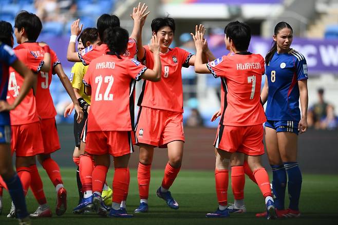 여자축구대표팀 선수들이 5일 골드코스트 스타디움에서 열린 필리핀과 아시안컵 조별리그 A조 2차전서 팀의 세 번째 골이 터진 뒤 기뻐하고 있다. 사진제공|대한축구협회