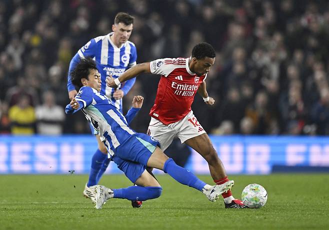 아스널 팀버가 5일 브라이턴전에서 드리블로 치고 나갈 때 미토마가 태클로 막고 있다. 로이터연합뉴스
