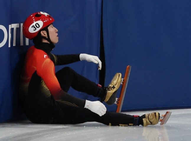 린샤오쥔이 밀라노·코르티나담페초 동계올림픽 쇼트트랙 남자 1500m 준준결승에서 넘어진 뒤 아쉬운 표정을 짓고 있다. 연합뉴스