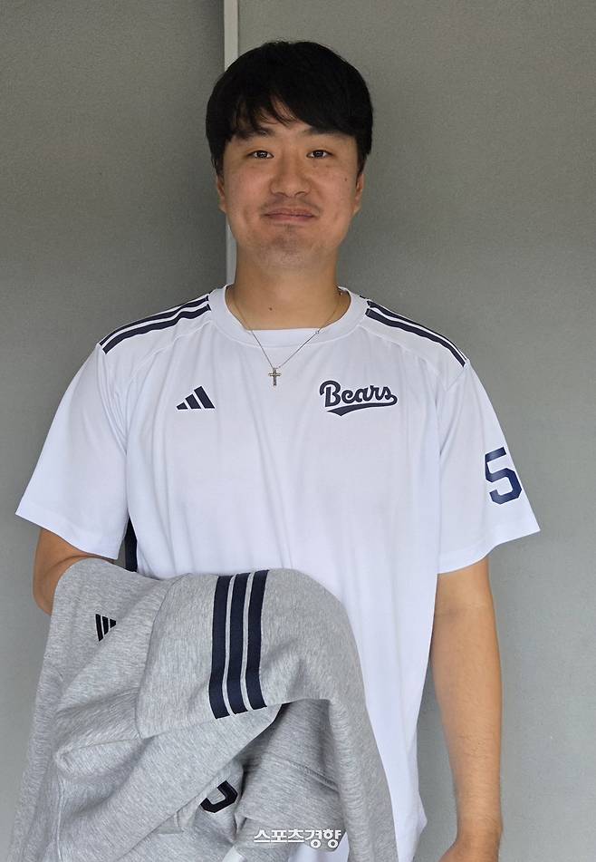 두산 이영하가 3일 일본 미야자키 히사미네 구장에서 인터뷰하고 있다. 미야자키 | 유새슬 기자