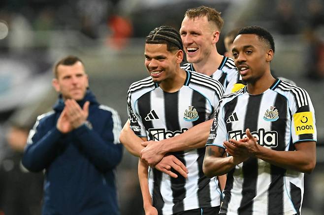 뉴캐슬 오술라가 5일 맨유전 승리 후 동료들의 축하를 받으며 활짝 웃고 있다. AFP연합뉴스