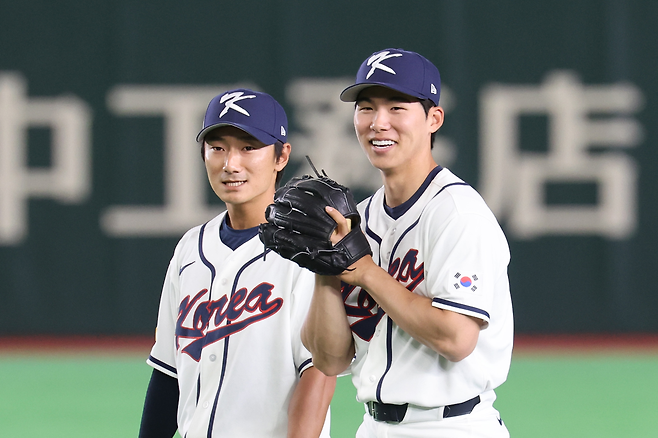 WBC 대표팀 2루수 김혜성(오른쪽)과 신민재가 4일 일본 도쿄돔에서 수비 훈련을 하고 있다. 연합뉴스