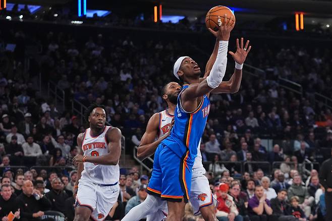 샤이 길저스-알렉산더가 5일 미국 뉴욕 매디슨 스퀘어 가든에서 열린 뉴욕 닉스와 2025~2026 미국프로농구 정규리그 원정 경기에서 슛하고 있다.  뉴욕 | AP연합뉴스