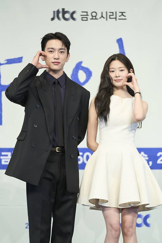 박진영(왼쪽)과 김민주가 5일 서울 구로구 더링크 서울 호텔에서 진행된 JTBC 금요시리즈 ‘샤이닝’ 제작발표회에서 포즈를 취하고 있다. JTBC 제공