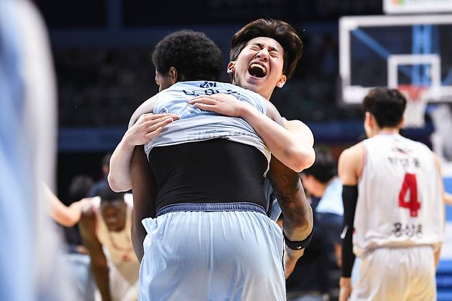 프로농구 고양 소노 이정현이 5일 안양 정관장과의 홈 경기에서 짜릿한 역전승을 거둔 뒤 네이던 나이트를 껴안으며 기뻐하고 있다. KBL 제공