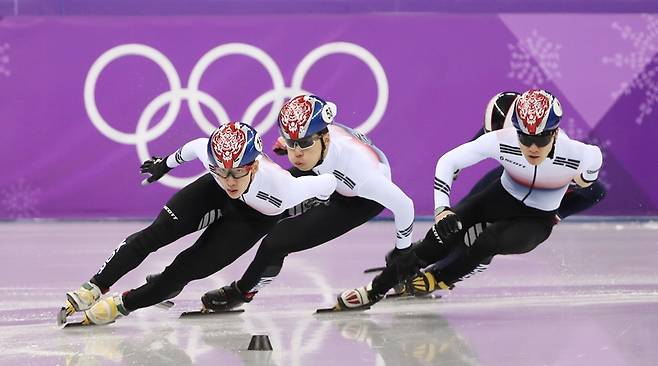 ▲&nbsp; 2018 평창올림픽 대비 훈련 중인 임효준(왼쪽)과 황대헌(가운데) ⓒ연합뉴스