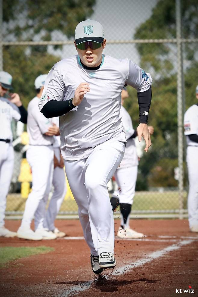 ▲ 스스로에게 부끄럽지 않은 시즌 준비를 자신하는 최원준은 올해 공격과 주루에서 명확한 목표치를 설정하며 자신을 채찍질하고 있다 ⓒKT위즈