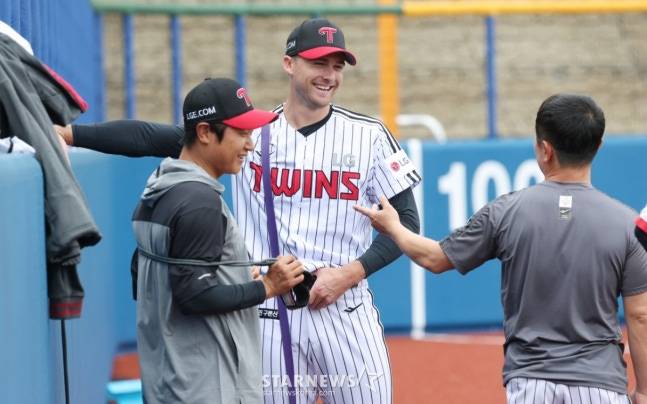 LG 트윈스가 2월 27일 일본 오키나와현 카데나 야구장에서 스프링캠프 일정을 진행했다.  톨허스트가 밝은 표정으로 스트레칭 훈련을 하고 있다. /사진=김진경 대기자