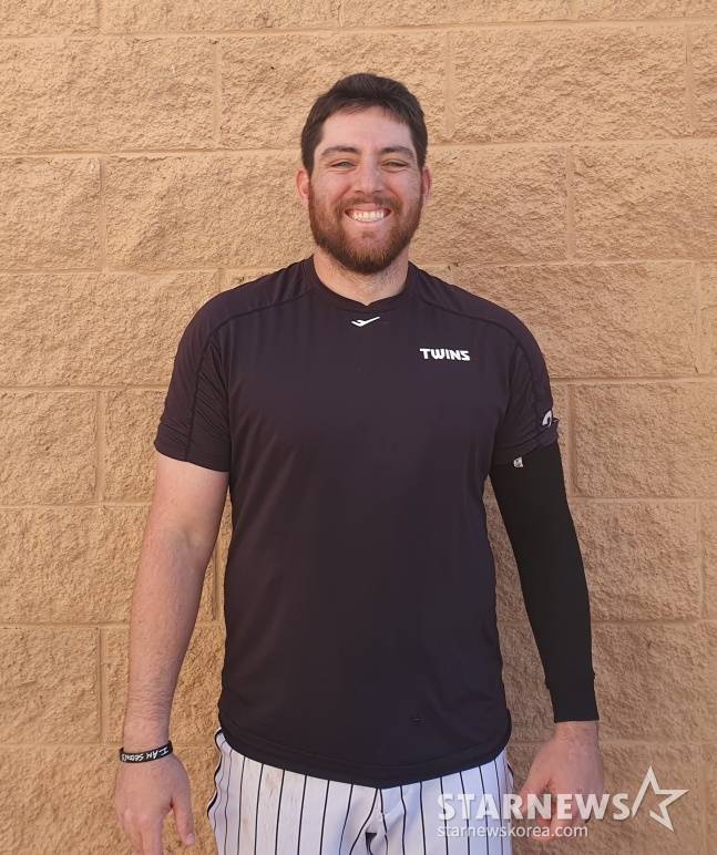 LG 오스틴이 지난해 미국 애리조나주 스코츠데일 인디언스쿨 파크 야구장에서 열린 2025 LG 트윈스 스프링캠프 오전 훈련이 끝난 후 취재진의 인터뷰에 응했다. /사진=김동윤 기자