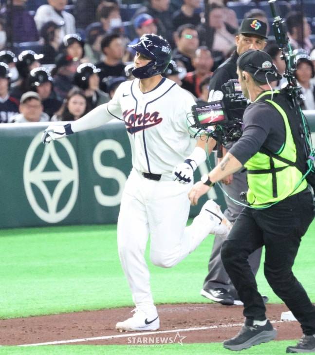 비행기 세리머니를 하고 있는 위트컴. /사진=강영조 선임기자