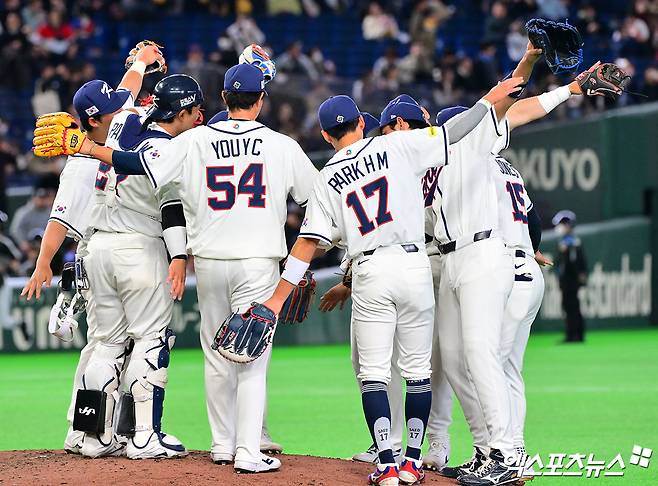 5일 오후 일본 도쿄돔에서 열린 2026 월드베이스볼클래식(WBC) C조 체코와 한국의 경기, 한국이 문보경의 만루 홈런과 위트컴의 연타석 홈런, 저마이 존스의 솔로 홈런에 힘입어 체코에 11:4로 승리하며 17년 만에 1차전 승리를 기록했다. 이날 경기에서 승리한 한국 선수들이 기뻐하고 있다. 도쿄, 김한준 기자