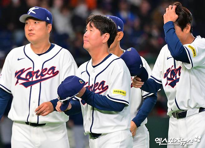 5일 오후 일본 도쿄돔에서 열린 2026 월드베이스볼클래식(WBC) C조 체코와 한국의 경기, 한국이 문보경의 만루 홈런과 위트컴의 연타석 홈런, 저마이 존스의 솔로 홈런에 힘입어 체코에 11:4로 승리하며 17년 만에 1차전 승리를 기록했다. 이날 경기에서 승리한 한국 류지현 감독이 인사를 하고 있다. 도쿄, 김한준 기자
