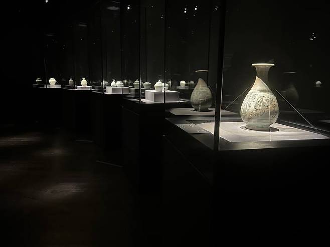 우리가 잘 알지 못했던 '미묘지색'      (서울=연합뉴스) 김예나 기자 = 5일 서울 강남구 호림박물관 신사분관에서 개막한 '미묘지색(微妙之色) -고려 백자와 조선 청자' 특별전 모습. 그간 도자사에서 상대적으로 주목받지 못했던 고려 백자, 조선 청자 등 110여 점을 모았다. 2026.3.5
    yes@yna.co.kr