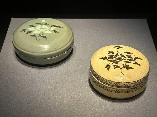 청자와 백자      (서울=연합뉴스) 김예나 기자 = 5일 서울 강남구 호림박물관 신사분관에서 개막한 '미묘지색(微妙之色) -고려 백자와 조선 청자' 특별전에서 모란무늬가 돋보이는 청자·백자 합이 나란히 전시돼 있다. 2026.3.5
    yes@yna.co.kr