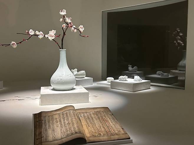 전시실에 들어선 봄기운      (서울=연합뉴스) 김예나 기자 = 5일 서울 강남구 호림박물관 신사분관에서 개막한 '금상첨화(錦上添花) - 비단 위에 더해진 봄꽃' 전시 모습. 이번 전시는 봄꽃을 수놓은 자수 유물을 중심으로 일상에서 향유한 봄의 의미를 살펴본다. 2026.3.5
    yes@yna.co.kr