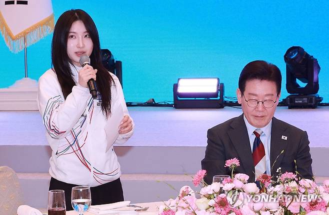 건배사 하는 김길리 선수 (서울=연합뉴스) 김도훈 기자 = 쇼트트랙 김길리 선수가 5일 청와대 영빈관에서 열린 이재명 대통령 주최 밀라노-코르티나 동계올림픽 선수단 격려 오찬에서 건배사를 하고 있다. 2026.3.5 superdoo82@yna.co.kr