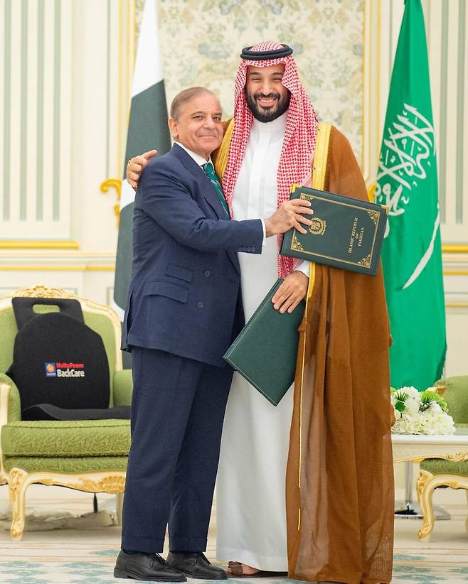 샤리프 파키스탄 총리(左)와 빈 살만 사우디 왕세자  [로이터 연합뉴스 자료사진. 재판매 및 DB 금지]