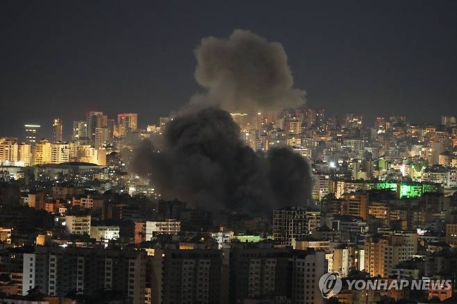 이스라엘의 공습으로 연기가 피어오르는 레바논 베이루트 교외 [AP=연합뉴스]