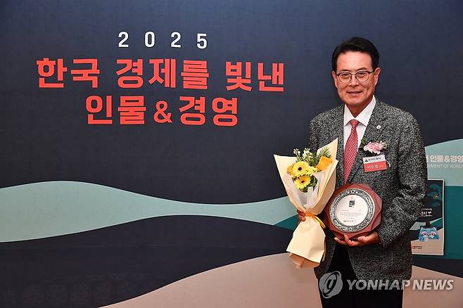 울주군, 2025 한국경제를 빛낸 인물&경영 수상 (울산=연합뉴스) 울산 울주군이 '2025 한국 경제를 빛낸 인물&경영' 지역경제발전 부문에서 수상한 가운데 27일 서울 더플라자호텔에서 열린 시상식에서 이순걸 군수가 기념촬영을 하고 있다.2025.11.27 [울주군 제공.재판매 및 DB 금지] young@yna.co.kr