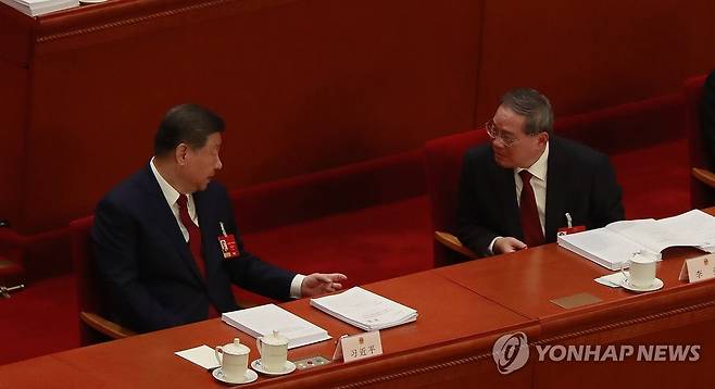 전인대 연례회의 (베이징=연합뉴스) 김현정 특파원 = 시진핑 중국 국가주석과 리창 국무원 총리가 베이징 인민대회당에서 개최된 전국인민대표대회(전인대) 연례회의 도중 대화를 나누고 있다. 2026.3.5 hjkim07@yna.co.kr