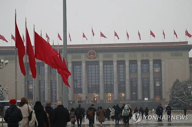 전인대 연례회의 개막식 열린 베이징 인민대회당 (베이징=연합뉴스) 김현정 특파원 = 5일 중국 최고 입법기관인 전국인민대표대회(전인대) 연례회의 개막식이 열린 베이징 인민대회당 전경. 2026.3.5 hjkim07@yna.co.kr