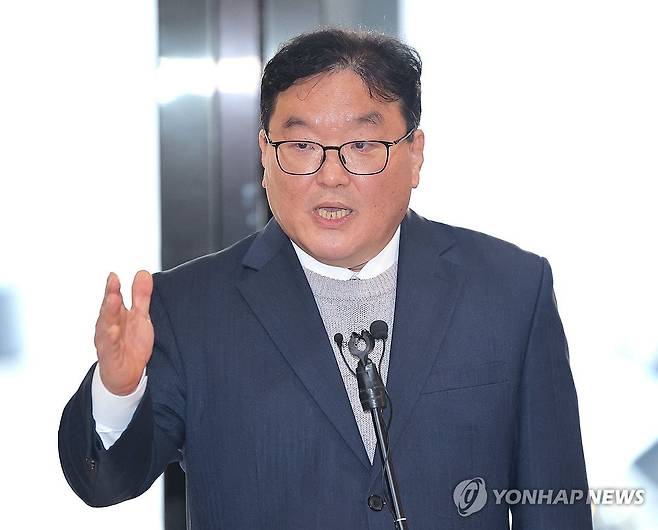 엄희준 검사, 상설특검 사무실 앞 반박 기자회견 (서울=연합뉴스) 류영석 기자 = 쿠팡 퇴직금 미지급 사건과 관련해 직권남용 권리행사 방해 및 국회에서의 증언·감정 등에 관한 법률 위반 혐의로 기소된 엄희준 검사가 27일 서울 서초구 안권섭 쿠팡·관봉권 상설특별검사팀 사무실 앞에서 기소 반박 기자회견을 하고 있다. 2026.2.27 ondol@yna.co.kr