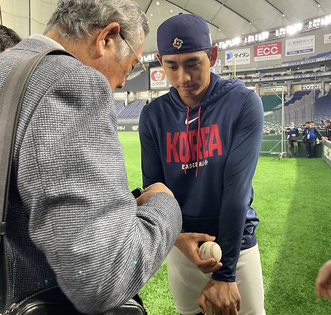 무라카미 마사노리에게 사인볼을 전달하는 이정후 [촬영 이대호]